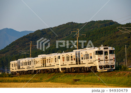 夕日を浴びて走るJR九州「ふたつ星4047」 94930479