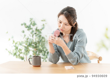 女性　髪　ブラシ 94930609