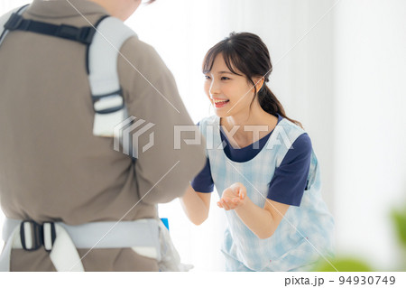 保育士　保護者　赤ちゃん 94930749