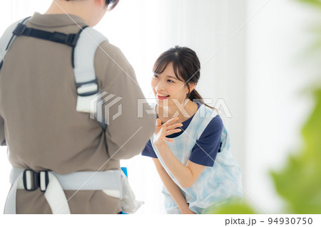 保育士　保護者　赤ちゃん 94930750