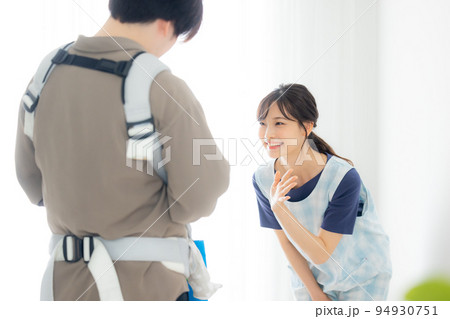 保育士 保護者 赤ちゃん 保育士 保護者 赤ちゃん 94930751