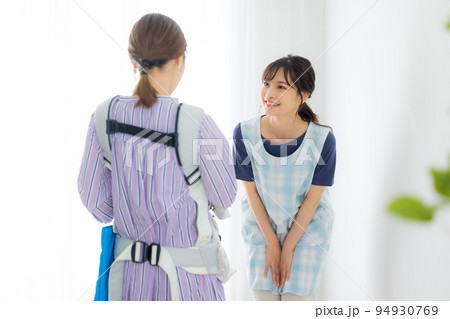 保育士 保護者 赤ちゃん 保育士 保護者 赤ちゃん 94930769
