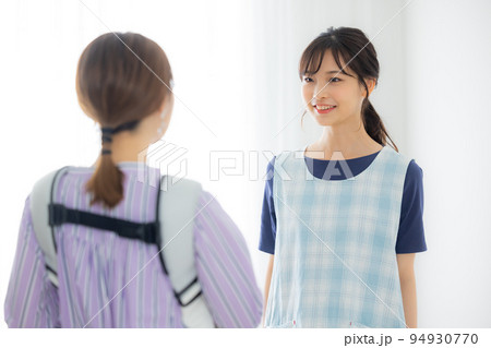 保育士　保護者　赤ちゃん 94930770