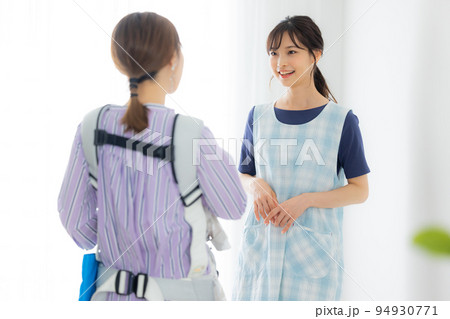 保育士　保護者　赤ちゃん 94930771