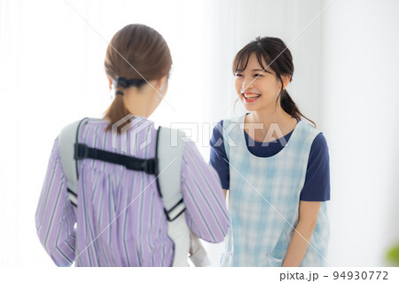 保育士　保護者　赤ちゃん 94930772