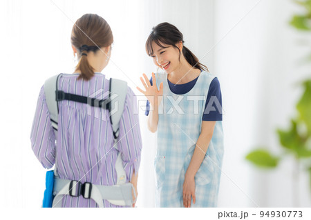 保育士　保護者　赤ちゃん 94930773