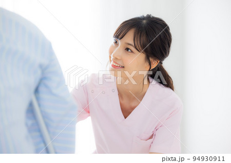 看護師　患者 94930911
