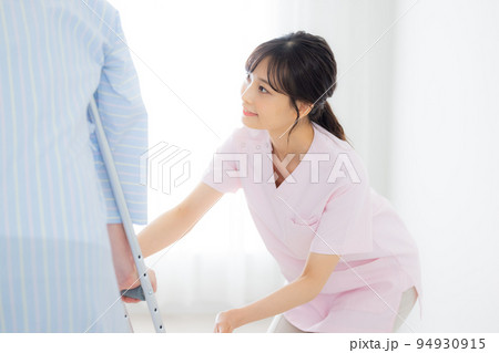 看護師　患者 94930915