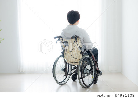 車椅子の男性 後ろ姿 車椅子の男性 後ろ姿 94931108