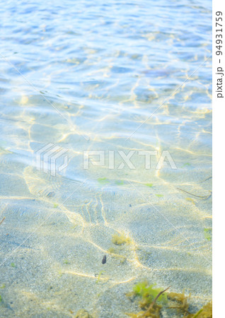 透明度が高く光輝く海面|淡路島のビーチ 透明度が高く光輝く海面|淡路島のビーチ 94931759