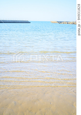 透明度が高く光輝く海面|淡路島のビーチ 94931828