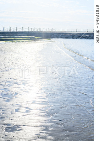 透明度が高く光輝く海面|淡路島のビーチ 透明度が高く光輝く海面|淡路島のビーチ 94931829