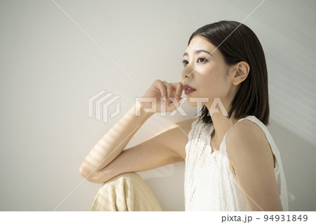アラサーの女性　ビューティーイメージ 94931849