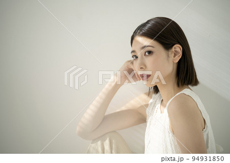 若い女性　ビューティーイメージ　ポートレート 94931850