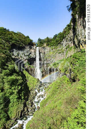 青空と華厳の滝 94931870