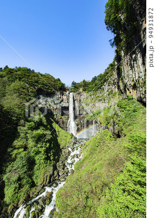 青空と華厳の滝 94931872