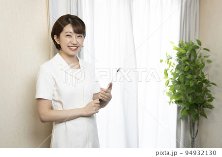 クリップボードを持って微笑むエステティシャン 94932130