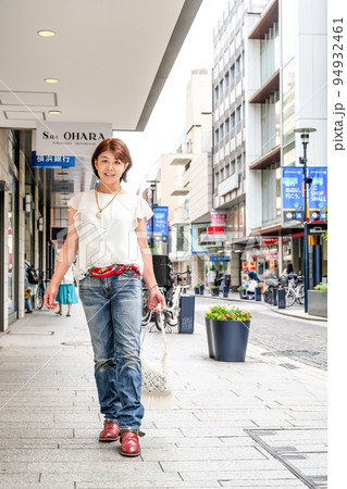 横浜元町ショッピングストリートに買い物に来た女性 94932461