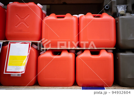 棚に並んだ沢山のポリタンク 94932604