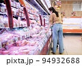 スーパーマーケットで買い物をする女性女性 94932688