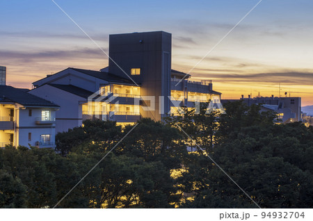 住宅地の夕焼け マンション 公団 照明 公団住宅 夕焼け 夜景 集合住宅 マンション 住宅地の夕焼け マンション 公団 照明 公団住宅 夕焼け 夜景 集合住宅 マンション 94932704