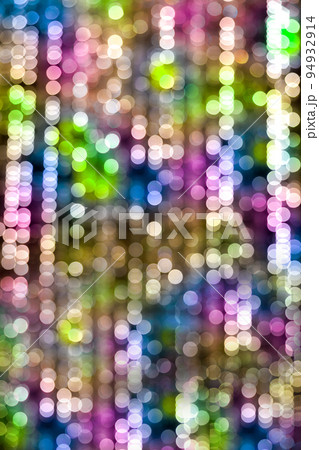 クリスマスイメージ　イルミネーション　玉ボケ 94932914