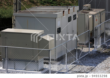 古びた変電設備と発電設備 古びた変電設備と発電設備 94933298