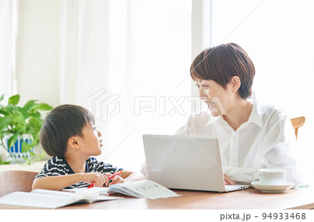 在宅勤務をする母親と勉強をしている息子 94933468