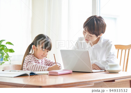 在宅勤務をする母親と勉強をしている娘 在宅勤務をする母親と勉強をしている娘 94933532