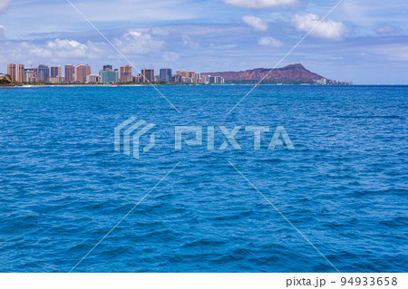 海から見たワイキキビーチとリゾートホテル群 94933658