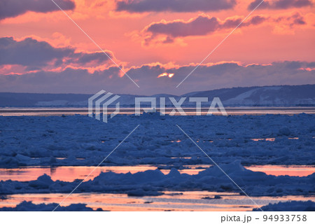 日の出、羅臼の流氷、知床半島、北海道 94933758