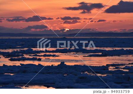 日の出、羅臼の流氷、知床半島、北海道 94933759