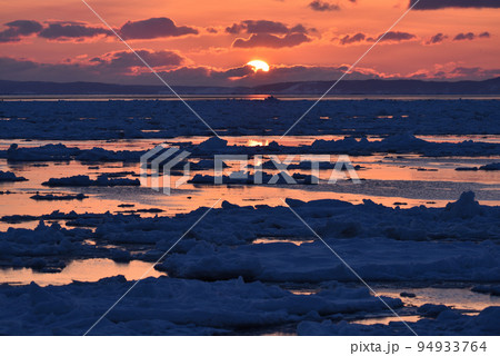 日の出、羅臼の流氷、知床半島、北海道 94933764