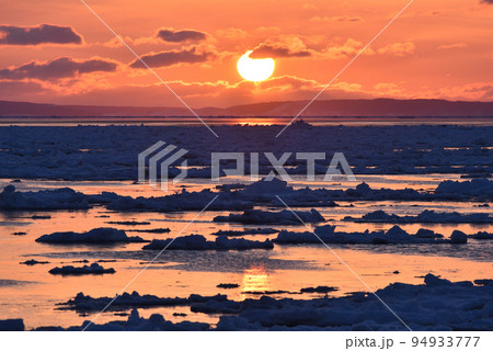 日の出、羅臼の流氷、知床半島、北海道 94933777