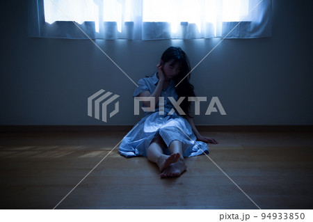 自室で床に座り込む女性のイメージ 自室で床に座り込む女性のイメージ 94933850