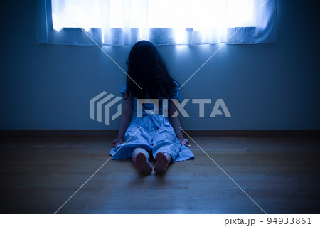 何かを恨んでいる女性 ホラーのイメージ 何かを恨んでいる女性 ホラーのイメージ 94933861