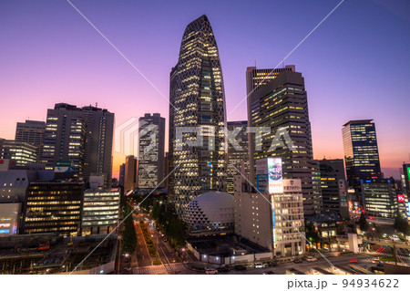 《東京都》新宿西口駅前・都市夜景 94934622