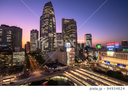 《東京都》新宿西口駅前・都市夜景 《東京都》新宿西口駅前・都市夜景 94934624