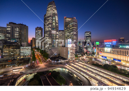 《東京都》新宿西口駅前・都市夜景 94934629
