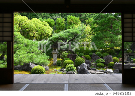 枯山水が見事な京都市妙満寺の雪の庭 94935102