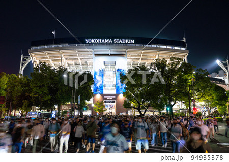 日本の横浜都市景観　関内駅南口。横浜スタジアムでのゲームが終わり帰宅するファンら＝10月2日 94935378