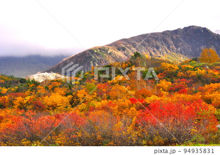 岩手県　栗駒国定公園　錦秋の栗駒山　須川高原温泉 94935831
