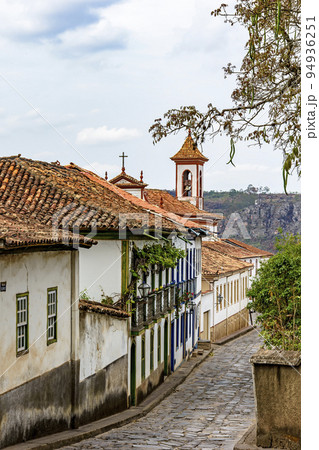 Cobbled street in the city of Diamantina with its colonial-style houses 94936251
