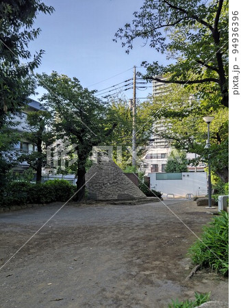 東京都目黒区　東山貝塚公園　東京三大貝塚の1つ東山貝塚跡につくられた公園  たて穴式住居が復元 94936396