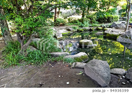 東京都目黒区　東山貝塚公園　東京三大貝塚の1つ東山貝塚跡につくられた公園  たて穴式住居が復元 94936399