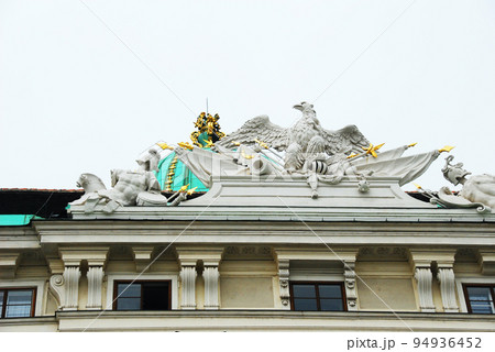 オーストリア　ウイーン　世界遺産　ホーフブルグ王宮　ハプスブルグ家の紋章の彫刻 94936452