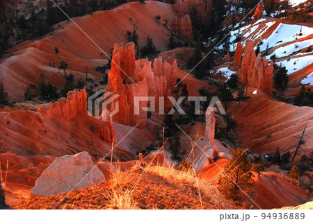 アメリカ　ユタ州　ブライスキャニオン国立公園　土柱　早春の朝　 94936889