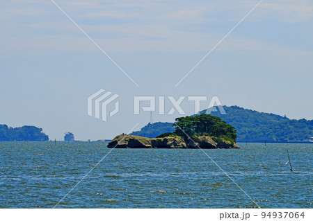 宮城県　松島町　松島湾　遊歩道から毘沙門島を展望する 94937064