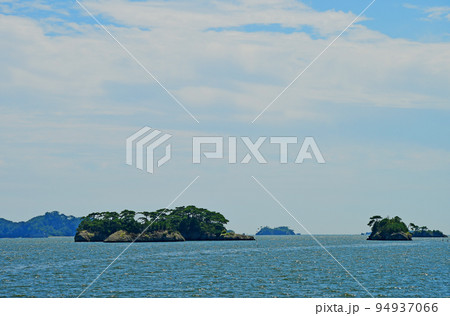 宮城県　松島町　松島湾　遊歩道から伊勢島と小町島を展望する 94937066