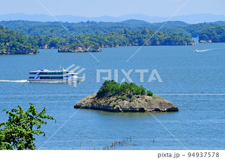 宮城県　松島町　松島湾　遊歩道から布袋島と遊覧船を展望する 94937578
